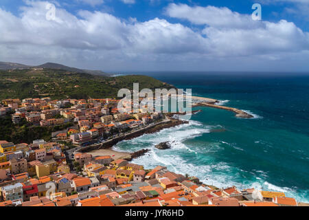 Vista della città e del porto di Castelsardo dalla fortezza vecchia, provincia di Sassari, Sardegna, Italia, Europa. Foto Stock