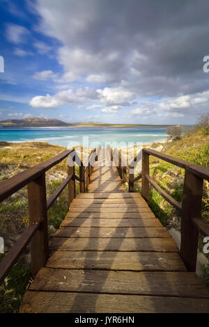 Passeggiata verso la spiaggia della Pelosa a Stintino, provincia di Sassari, Sardegna, Italia, Europa. Foto Stock