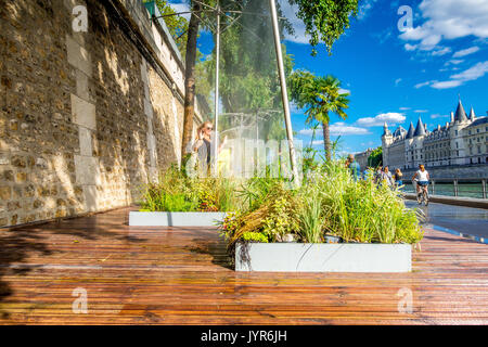 Sprinkler acqua forniscono sollievo dal caldo estivo durante il Paris Plages Foto Stock