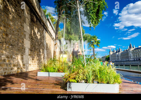 Sprinkler acqua forniscono sollievo dal caldo estivo durante il Paris Plages Foto Stock