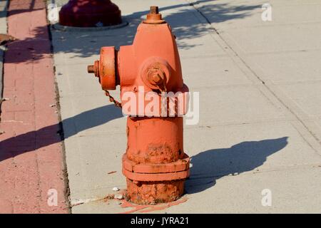 Orange idrante di fuoco nel luminoso sole di mezzogiorno Foto Stock