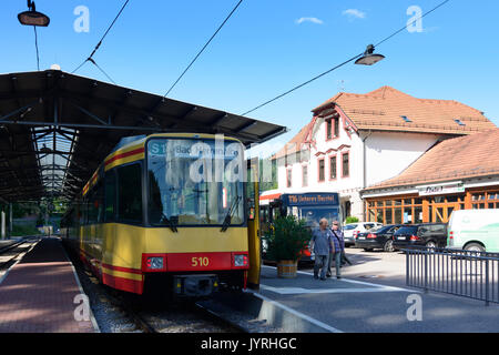 Tram tram di modello di Karlsruhe tram-treno in stazione Bad Herrenalb, Bad Herrenalb, Schwarzwald, Foresta Nera, Baden-Württemberg, Germania Foto Stock