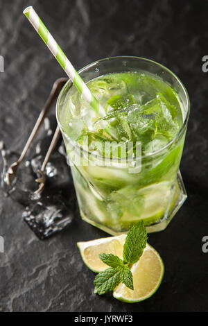 Cocktail Mojito su sfondo scuro Foto Stock