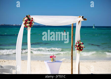 Destinazione dei caraibi spiaggia decorazioni per matrimoni setup Foto Stock