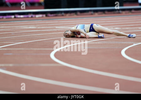 Laura MUIR (Gran Bretagna) esaurito dopo la concorrenza nel 5000m donne 1 di calore al 2017, IAAF Campionati del Mondo, Queen Elizabeth Olympic Park, Stratford, Londra, Regno Unito. Foto Stock