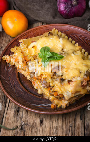 Classico tradizionale le lasagne italiane su legno sfondo rustico Foto Stock