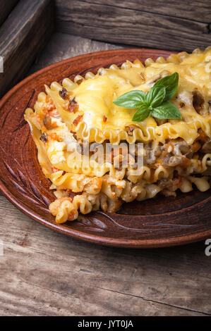 Classico tradizionale le lasagne italiane su legno sfondo rustico Foto Stock