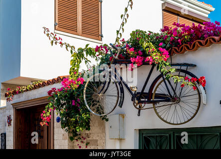 Bicicletta appesa a una parete Foto Stock