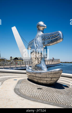 Primo contatto bird arte scultura vicino a Elizabeth Quay Birdge e lungofiume Swan nella città di Perth, Western Australia Foto Stock