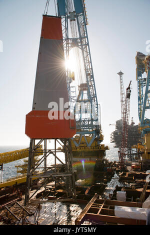 La gru sul saipem s7000 il sollevamento di una punta di foratura derrick off bp miller olio e piattaforma di gas nel mare del Nord. Credito: lee ramsden / alamy Foto Stock