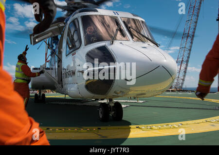Elicottero bristow, lo sbarco su un mare del Nord il petrolio e il gas piattaforma. helideck team, credito: lee ramsden / alamy Foto Stock