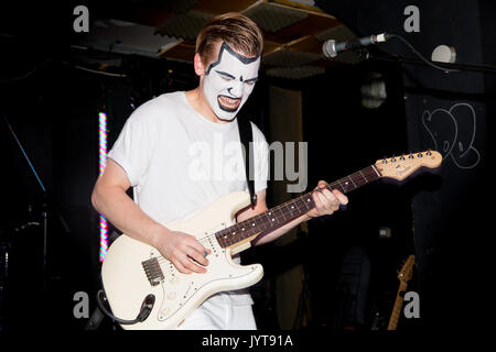 Chris Smith, in piedi per Archie Silvestro, chitarra a Elle Exxe's ‎ExXtravaganZza II, compleanni, Londra, 11 agosto 2016 Foto Stock