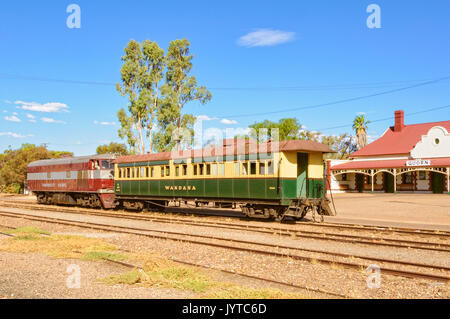 Treno vintage e carrello a Quorn stazione ferroviaria, SA, Australia Foto Stock