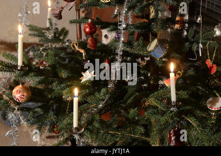 La parte di albero di Natale decorato, stile scandinavo. Foto Stock