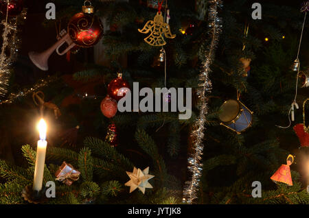 La parte di albero di Natale decorato, stile scandinavo. Foto Stock