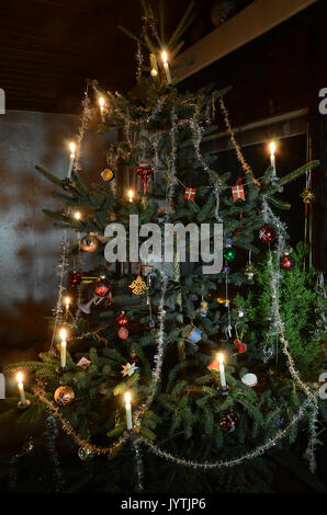 La parte di albero di Natale decorato, stile scandinavo. Foto Stock