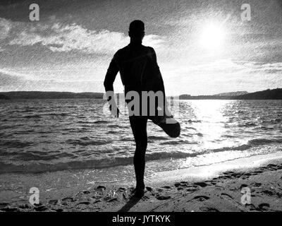 Bianco e Nero tratteggiato schizzo retrò. Uomo che corre sulla spiaggia. Sportivo eseguito nel cappello da baseball durante il sorgere del sole sopra la spiaggia sabbiosa Foto Stock