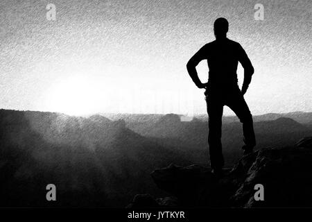 Bianco e Nero tratteggiato schizzo retrò. Un uomo ha le mani sui fianchi. Silhouette sportivo in natura entro l'alba. Foto Stock