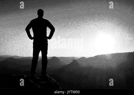 Bianco e Nero tratteggiato schizzo retrò. Un uomo ha le mani sui fianchi. Silhouette sportivo in natura entro l'alba. Foto Stock