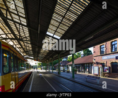 Tram tram di modello di Karlsruhe tram-treno nella stazione Ettlingen Stadt, Ettlingen, Schwarzwald, Foresta Nera, Baden-Württemberg, Germania Foto Stock