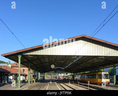 Tram tram di modello di Karlsruhe tram-treno nella stazione Ettlingen Stadt, Ettlingen, Schwarzwald, Foresta Nera, Baden-Württemberg, Germania Foto Stock