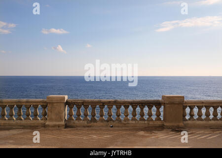Vista da una terrazza con il vecchio balaustra in pietra che si affaccia sul mare Foto Stock