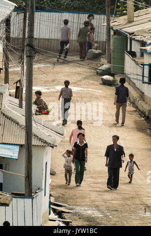 Hyesan, Ryanggang provincia, la Corea del Nord - 6 Agosto 2017: la gente a piedi una strada a un inizio di mattina di sole. Foto Stock