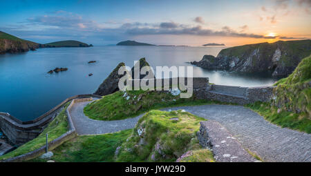 A Dunquin pier (Dún Chaoin), la penisola di Dingle, nella contea di Kerry, provincia di Munster, Irlanda, Europa. Vista panoramica del Sentiero al tramonto. Foto Stock