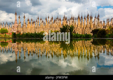 Kakku, Taunggyi, Stato Shan, Myanmar (Birmania). Il 2478 sito stupa in Kakku riflessa nell'acqua. Foto Stock