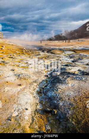 Hverir, Krafla caldera, Myvatn Regione Nord dell'Islanda. Attività geotermica. Foto Stock