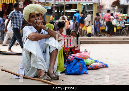 MADURAJ, Tamilnadu, India - 08 gennaio 2010: Indiano pellegrini è fumare sigarette davanti al tempio della città Maduraj in India Foto Stock