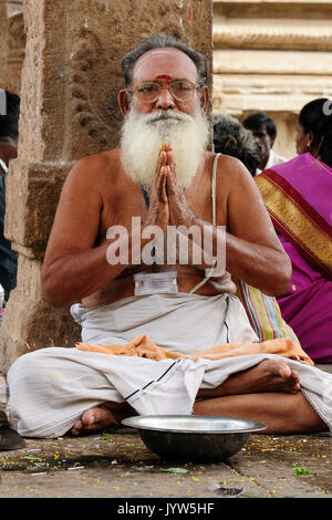 MADURAJ, Tamilnadu, India - 08 gennaio 2010: Indiano pellegrini pregano il tempio nella città Maduraj in India Foto Stock