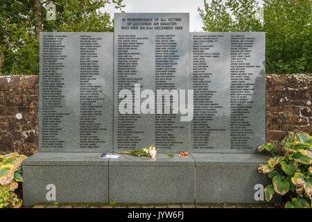 Lockerbie, Scotland, Regno Unito - 19 agosto 2017: il giardino del ricordo per le vittime di Lockerbie disastro aereo in Dryfesdale cimitero, Lockerbie. Foto Stock