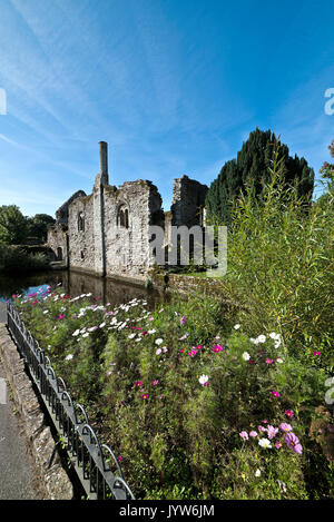 Vista lungo convento a piedi dal mulino in streaming in Christchurch Dorset Foto Stock