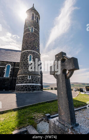 Dunlewy (Dunlewey), County Donegal, Ulster regione, l'Irlanda, l'Europa. Vecchia chiesa e croce alta. Foto Stock