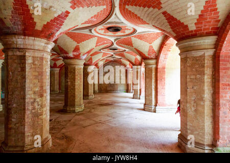 London, Regno Unito - 2 Agosto 2017 - Il palazzo di cristallo alla metropolitana, un vittoriano in disuso tunnel pedonale nel sud di Londra Foto Stock