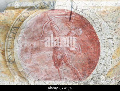 Affresco raffigurante un arciere sul caso Cazuffi-Rella, un palazzo del XVI secolo in Piazza Duomo a Trento, Trentino, Italia Foto Stock