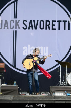 Jack Savoretti effettuando al V Festival di Hylands Park, Chelmsford. Foto Stock