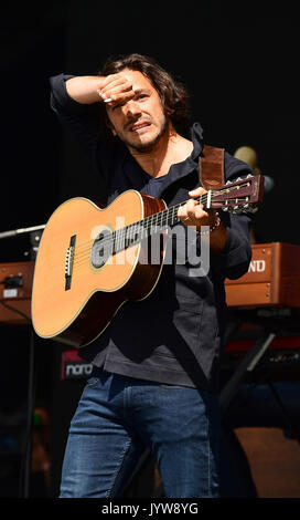 Jack Savoretti effettuando al V Festival di Hylands Park, Chelmsford. Foto Stock