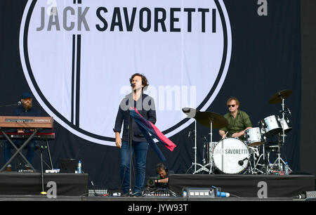 Jack Savoretti effettuando al V Festival di Hylands Park, Chelmsford. Foto Stock