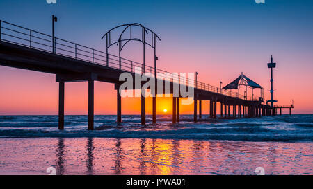 La spiaggia di Brighton jetty silhoutte al tramonto, Sud Australia Foto Stock