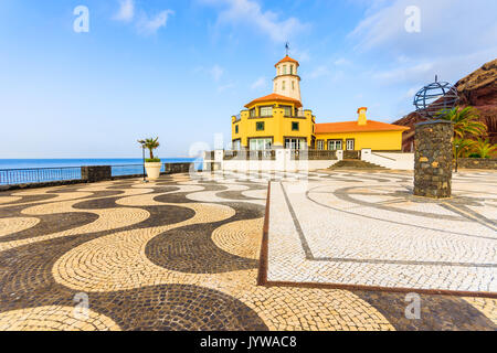 Quadrato con faro edificio sulla passeggiata costiera, l'isola di Madeira, Portogallo Foto Stock