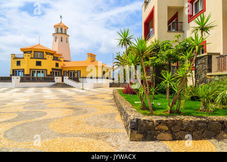 Quadrato con faro edificio sulla passeggiata costiera, l'isola di Madeira, Portogallo Foto Stock