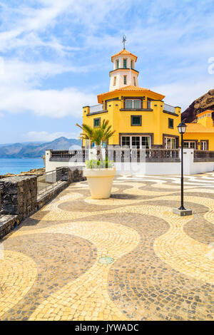 Quadrato con faro edificio sulla passeggiata costiera, l'isola di Madeira, Portogallo Foto Stock