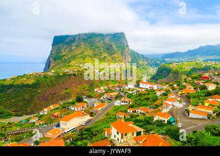 Vista di un piccolo villaggio nella bella valle di montagna sulla costa settentrionale vicino Boaventura, isola di Madeira, Portogallo Foto Stock