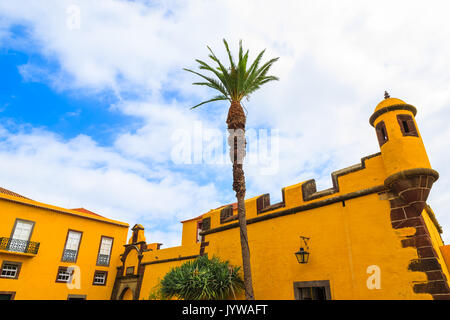 Il colore giallo della facciata con finestre della vecchia fortezza Sao Tiago nella città di Funchal, l'isola di Madeira, Portogallo Foto Stock