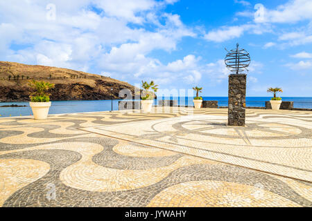 Vista della passeggiata costiera lungo l'oceano vicino città conico, l'isola di Madeira, Portogallo Foto Stock