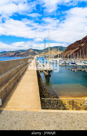 Vista del porto di vela vicino città conico sulla costa dell'isola di Madeira, Portogallo Foto Stock