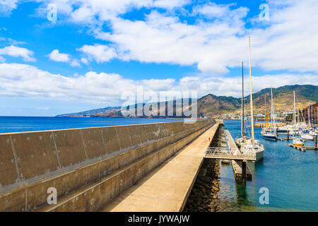 Vista del porto di vela vicino città conico sulla costa dell'isola di Madeira, Portogallo Foto Stock