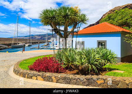 Casa colorati con piante tropicali in barca a vela marina sulla costa dell'isola di Madeira, Portogallo Foto Stock